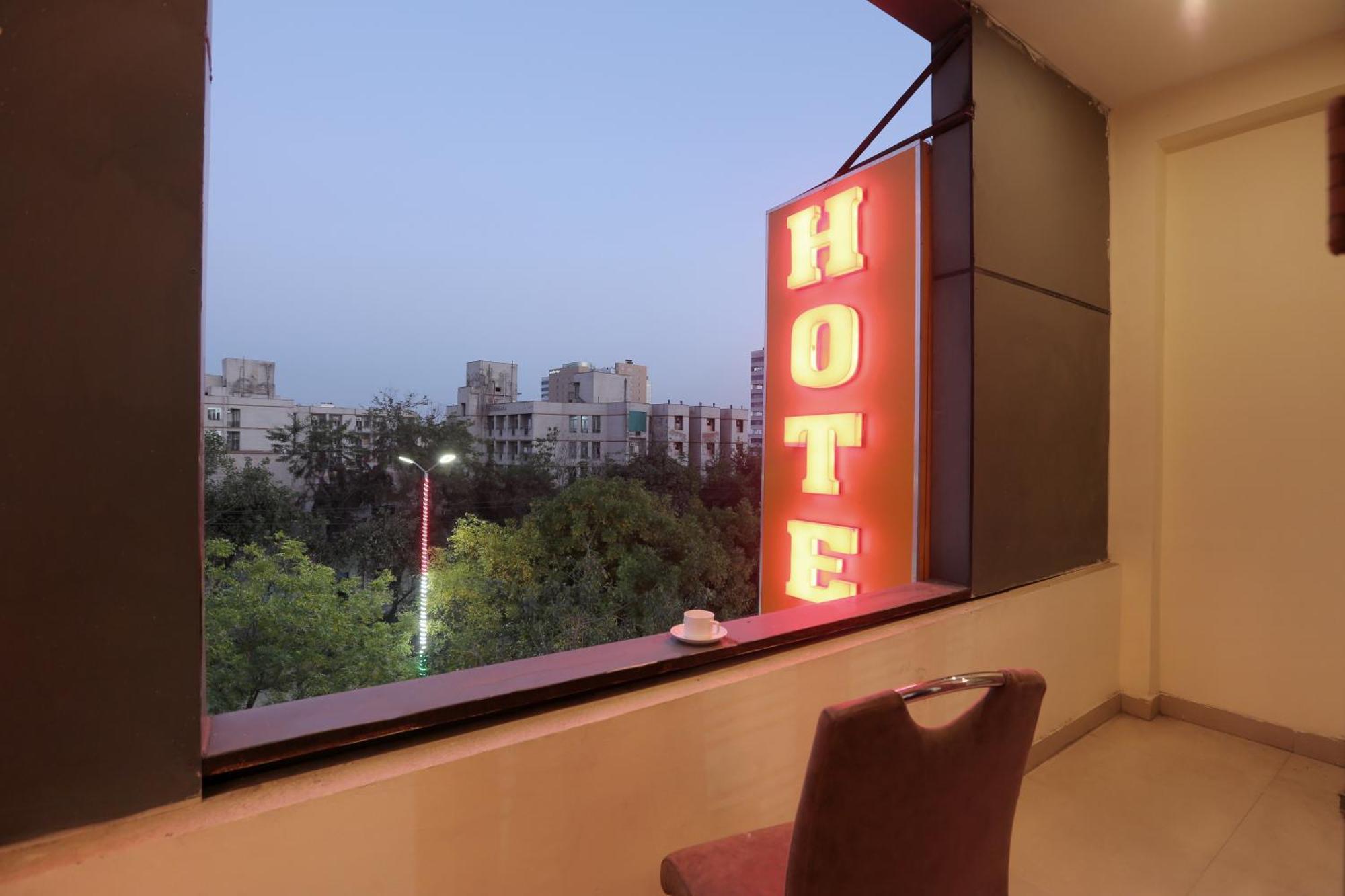 Hotel Lemon Suites & Banquet Noida Sector 62 Esterno foto