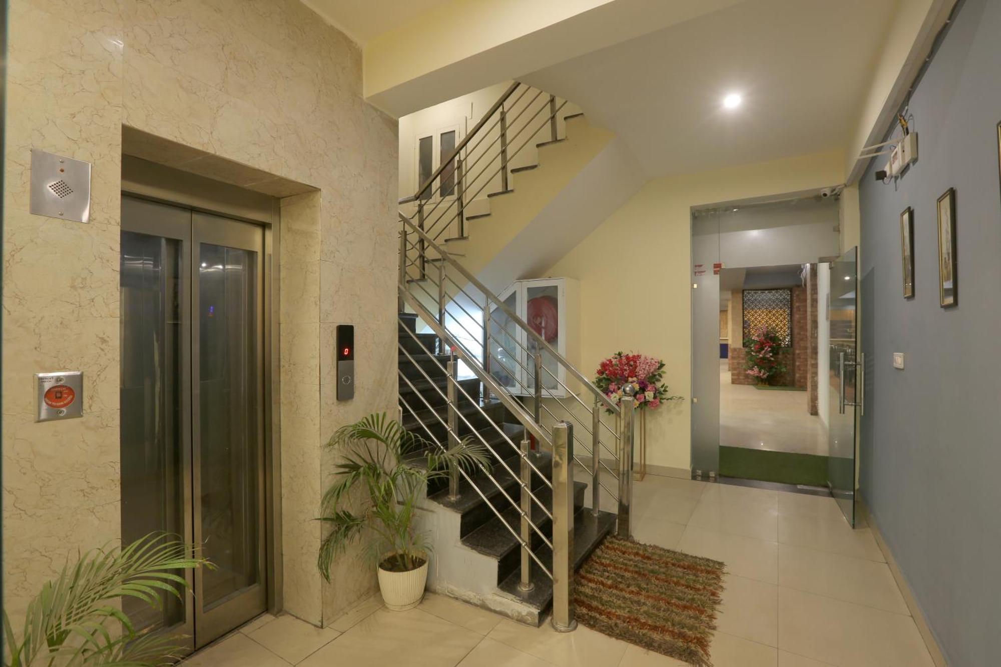 Hotel Lemon Suites & Banquet Noida Sector 62 Esterno foto