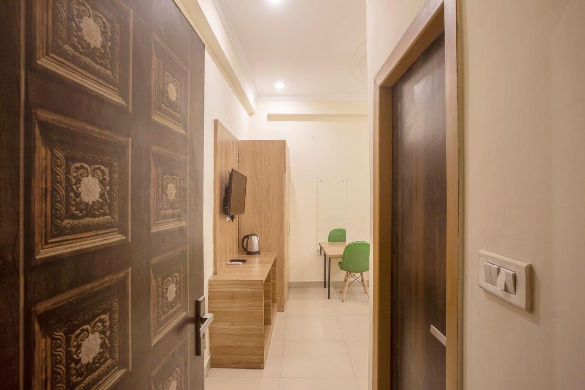 Hotel Lemon Suites & Banquet Noida Sector 62 Esterno foto